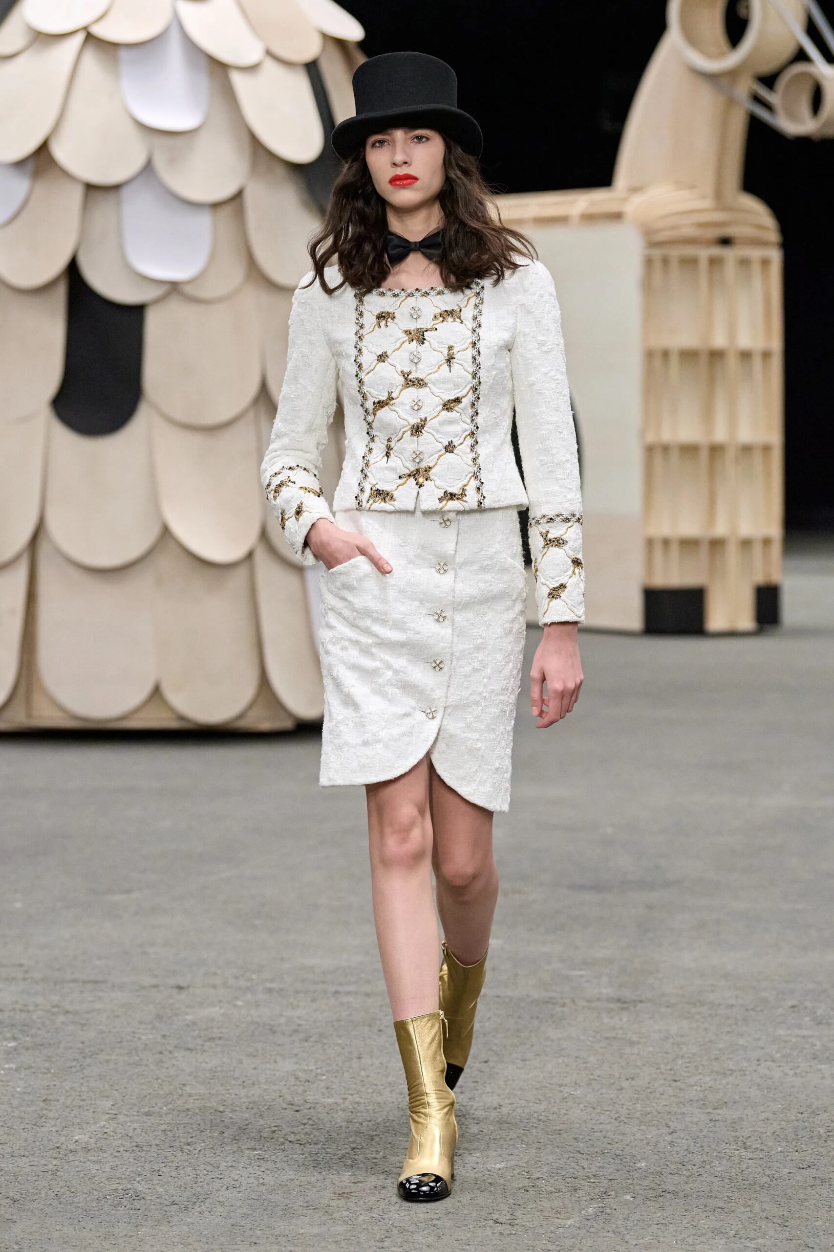 00002-chanel-spring-2023-couture-gorunway