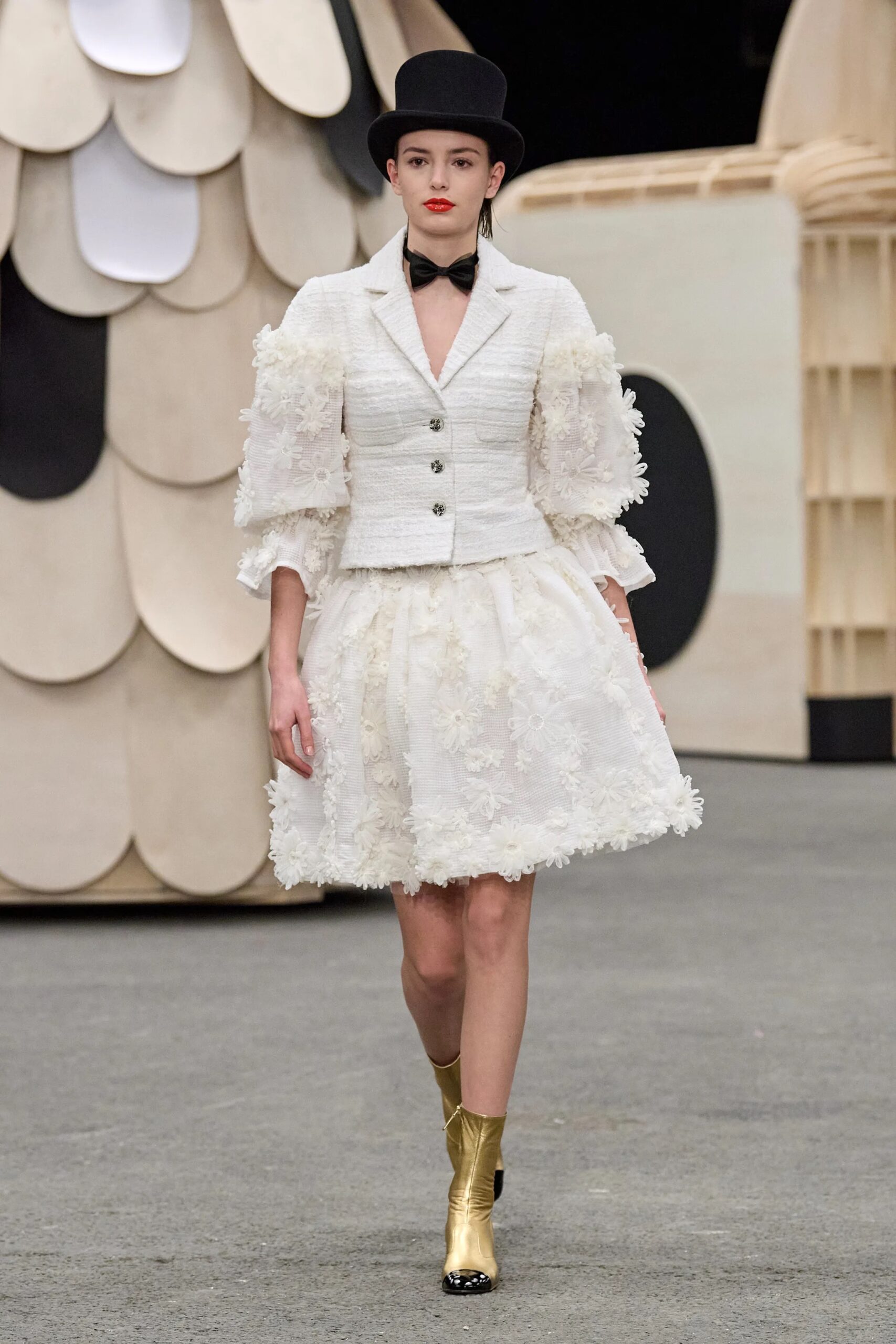 00024-chanel-spring-2023-couture-gorunway